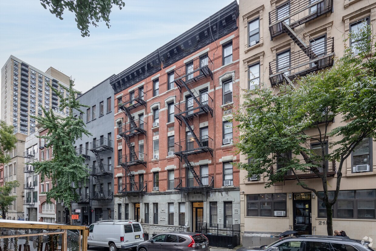 Foto principal - 220-222 E 84th St