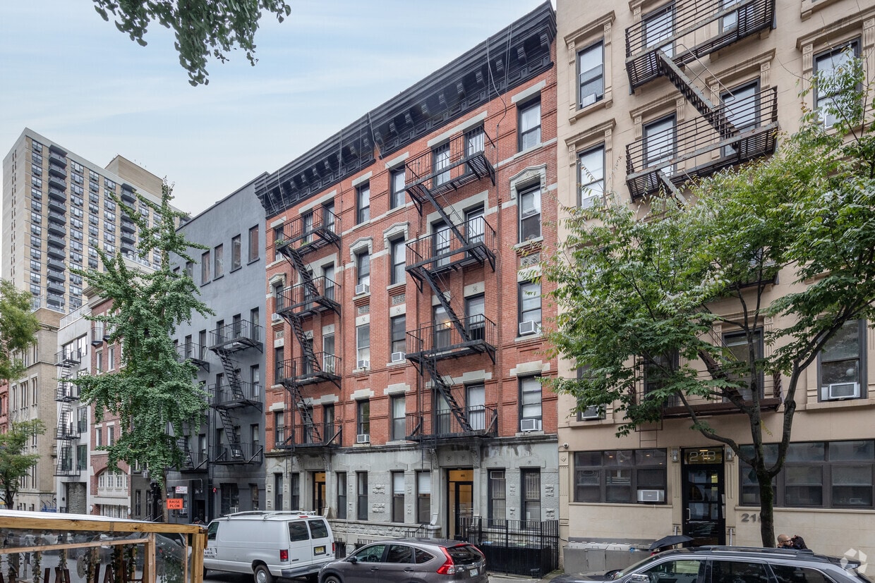 Primary Photo - 220-222 E 84th St