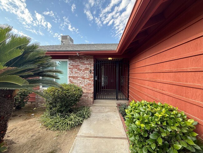 Building Photo - SW Corner Lot Home!