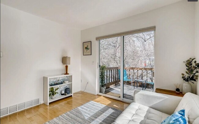 Foto del edificio - AMAZING LOCATION 1 Bed 1 Bath Condo Near D...