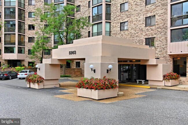 Foto del edificio - 5903 Mt Eagle Dr