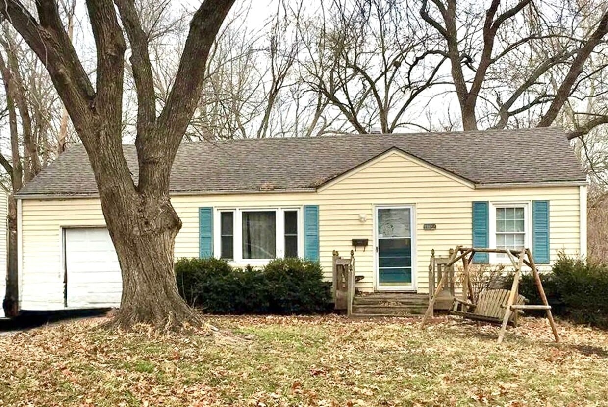 Primary Photo - Cute 2 Bedroom Ranch in Shawnee