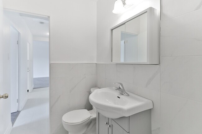 Salle de bain - Davick Court - 42, 44 & 46 Saranac Blvd