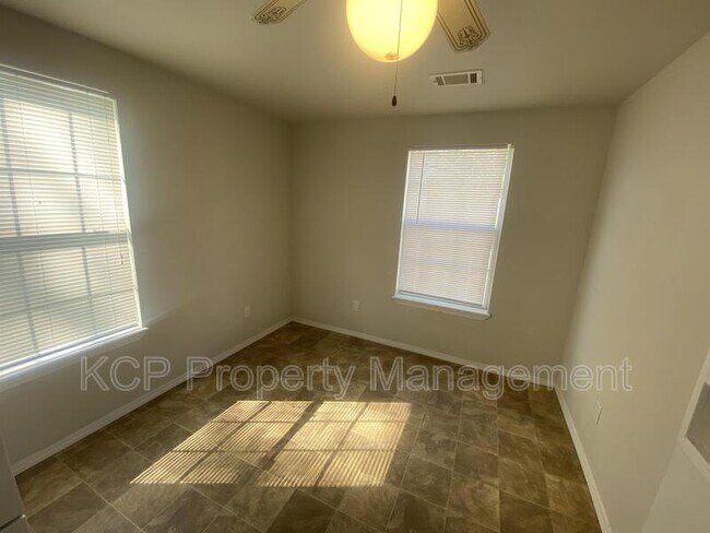 Building Photo - 2104 Savannah St
