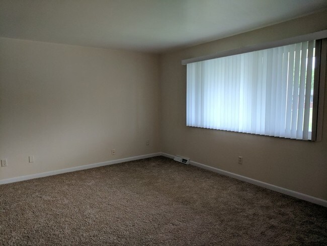 Building Photo - Gorgeous Bi-Level Home