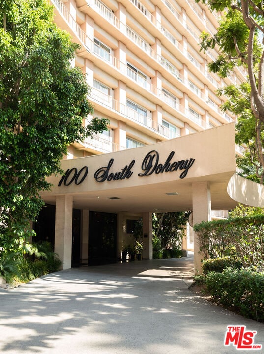 Building Photo - 100 S Doheny Dr