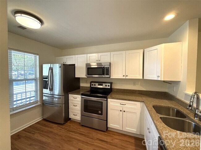 Foto del edificio - 639 Mountainwater Dr