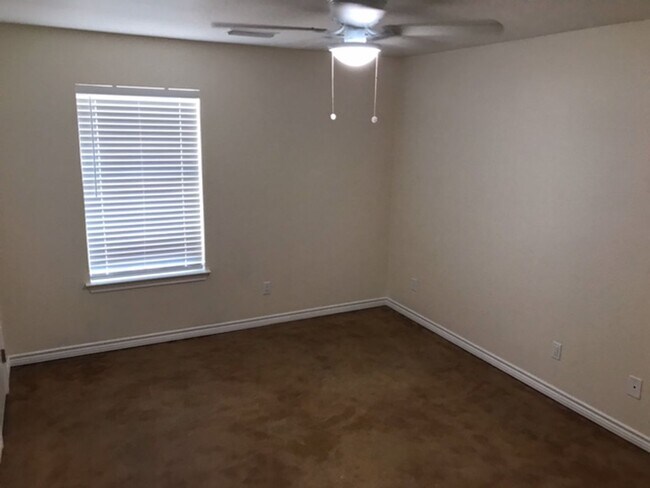 Foto del edificio - $1195 -Charming duplex in Pilot Point