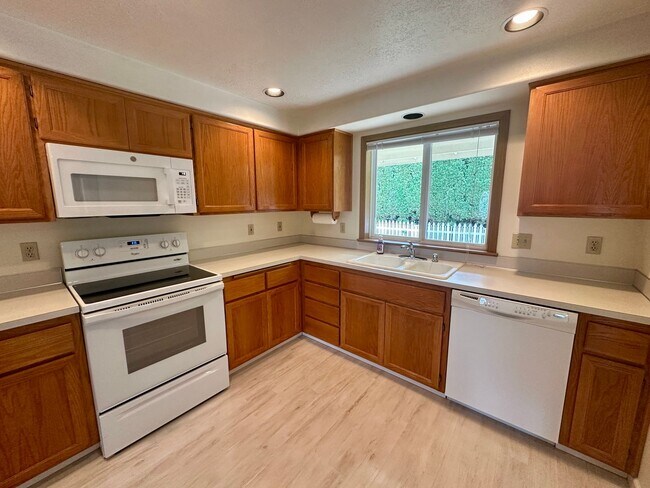 Building Photo - Three Bedroom Home in Keizer with a Puttin...