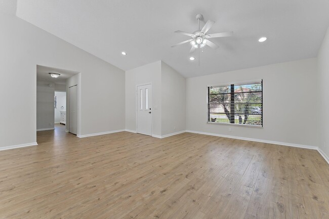 Building Photo - 1045 Shady Lakes Cir