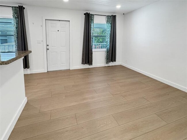 Building Photo - 417 NE 17th Ave