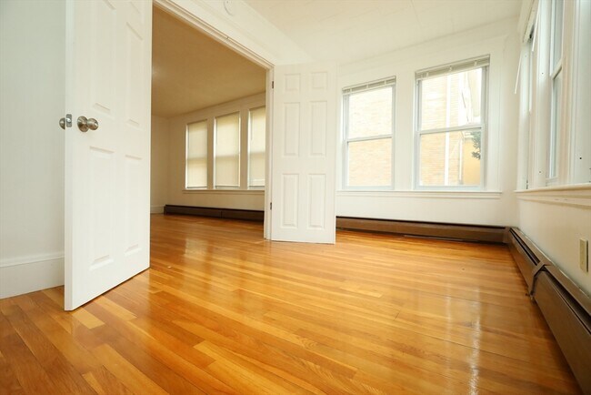 Foto del edificio - 98 Woodside Ave