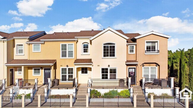Foto del edificio - 3BR/2.5BA Townhome Close to the Sonoma Plaza!