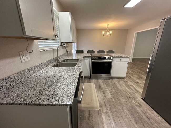 Building Photo - Welcome to this charming 3-bedroom, 2-bath...
