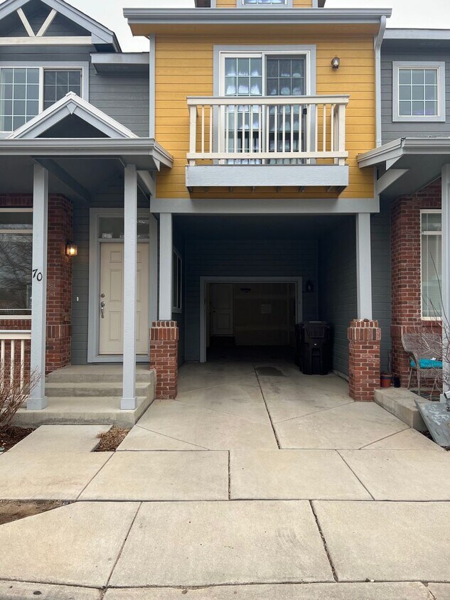 Foto principal - Gorgeous end unit townhome with one car ga...