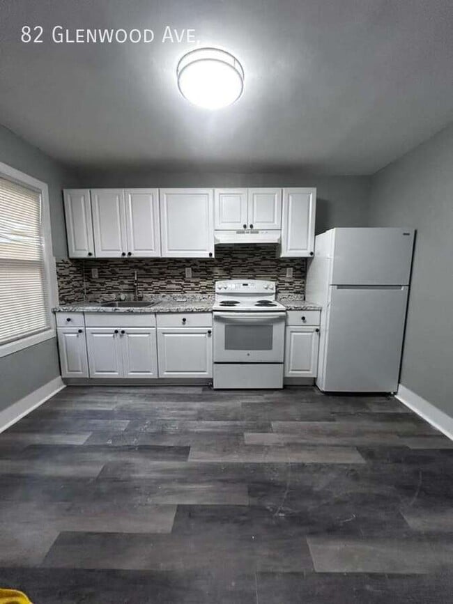 Foto del edificio - 82 Glenwood Ave