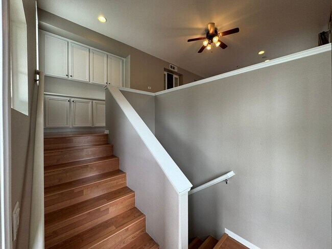Foto del edificio - Sleek 2-Bed with a Den/Office + Flex Corner Condo with Attached Tandem Garage