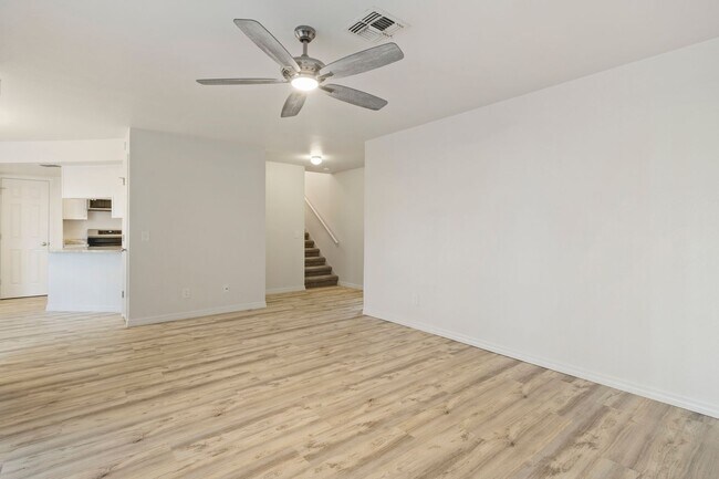 Building Photo - Beautiful 2Bed 2.5 Bath Annual Rental