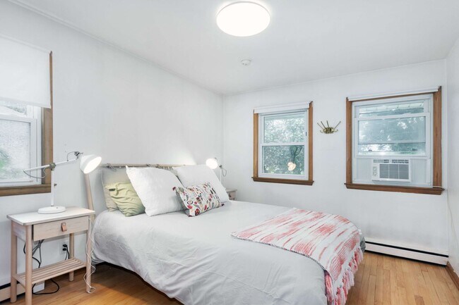 Foto del edificio - 3 BR eastside single family home. Fenced in yard. Fully furnished. Flexible leases.