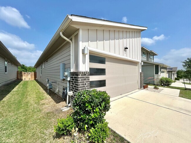 Building Photo - Modern and Cozy 3BR/2BA Home with Garage, ...