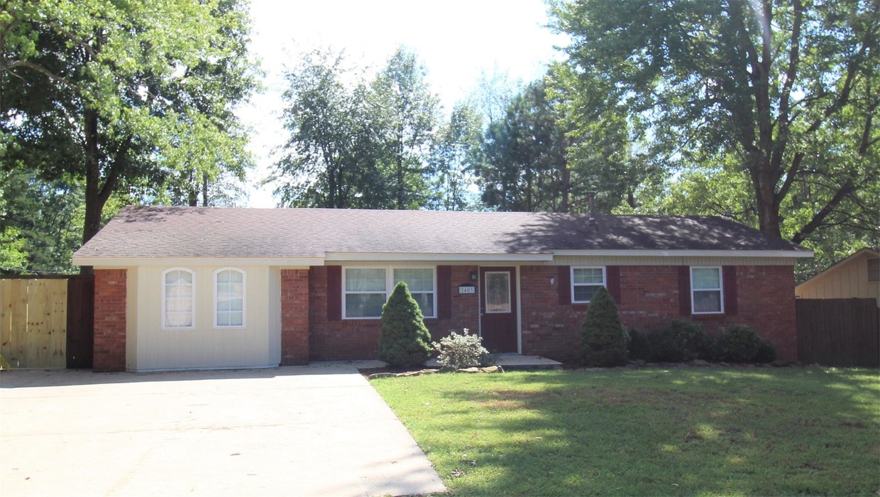 Primary Photo - 2403 Magnolia Dr