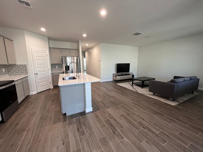 Foto del edificio - Modern 4-Bedroom Ranch-Style Corner Lot Home