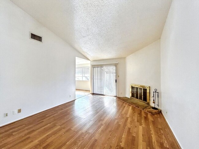 Building Photo - 1405B Braker Ln