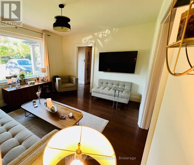 Building Photo - 372 Roehampton Ave