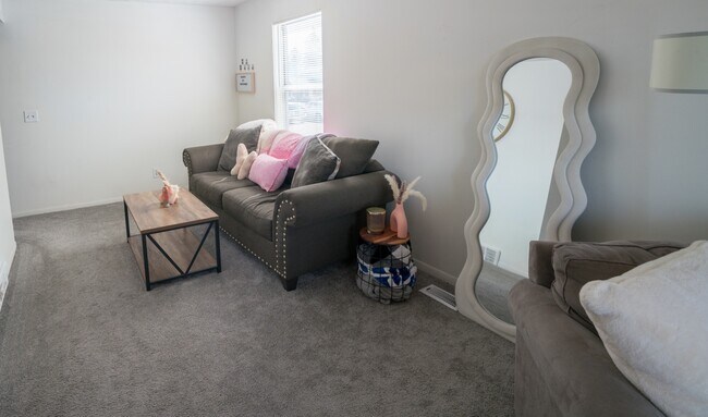 Building Photo - 915 Burcham Dr