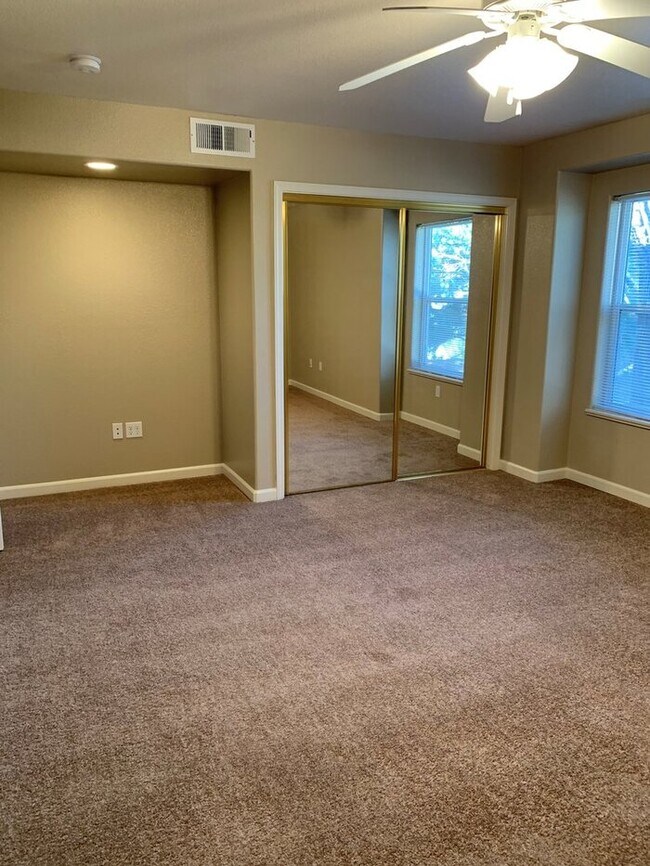Building Photo - Spacious 1 bedroom Apt. at the Greentree c...
