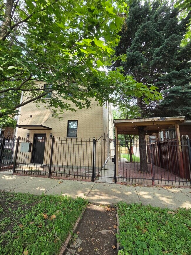 Building Photo - 1427 N Lawndale Ave