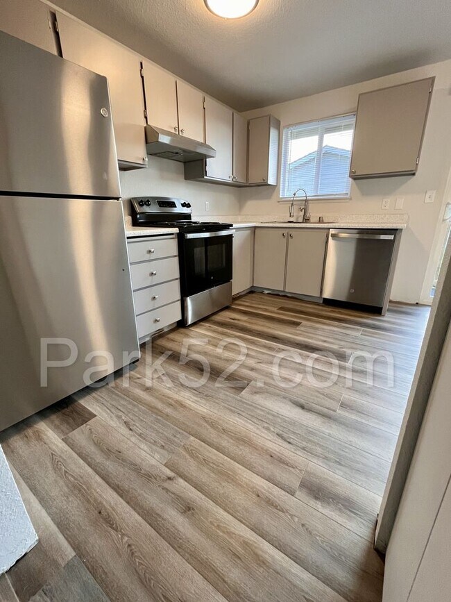 Foto del edificio - Remodeled 2 Bedroom 1 Bathroom Upper Level Apartment