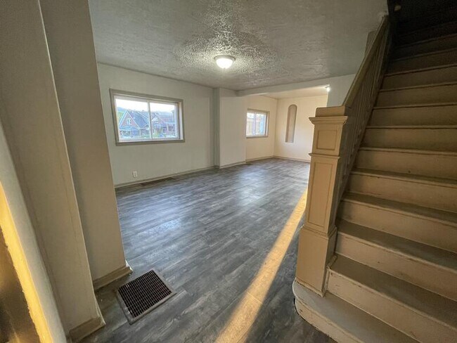 Foto del edificio - 302 Fairmont Ave