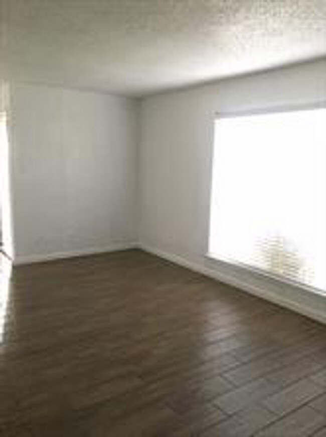 Building Photo - second floor unit - 3 bed, 2 bath condo for $1350 month