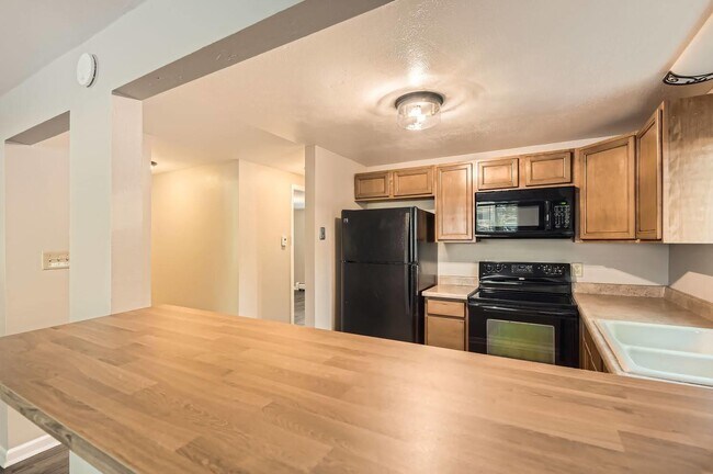 Foto del edificio - 2-Bed Retreat in Englewood – Rent includes heating, water, and trash