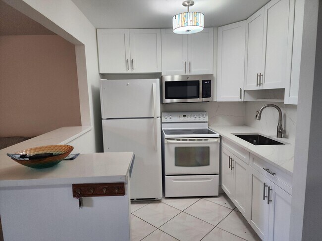 Building Photo - 1111 Lake Ter