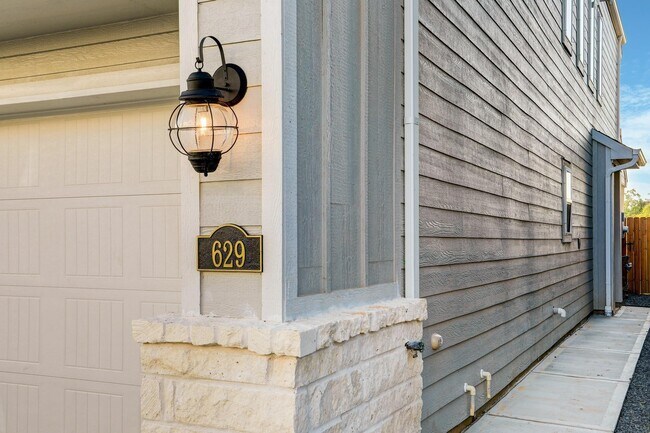 Building Photo - 629 Seabreeze Dr