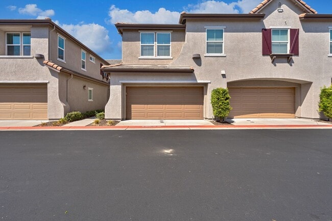 Building Photo - Exceptional 3BR Condo in Folsom! Stylish U...