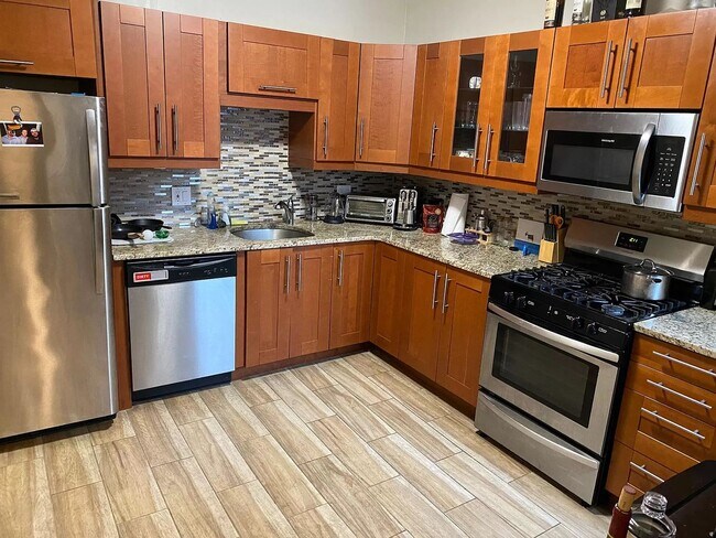 Building Photo - Central BU Location. In-Unit Washer and Dryer, Eat-in Kitchen, New Kitchen, Large Bedrooms