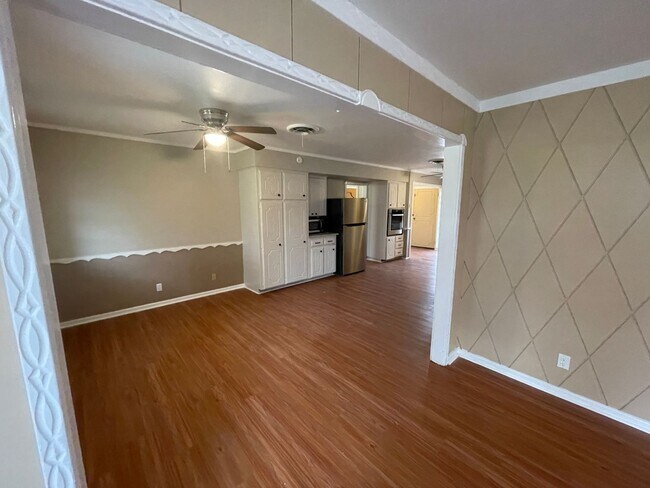 Foto del edificio - Large 3-2-2 move in Ready