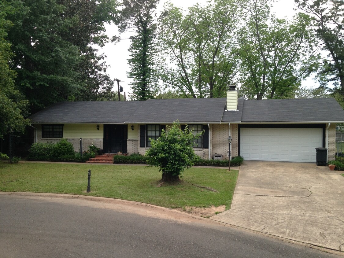 Building Photo - 5808 Hiawatha Dr