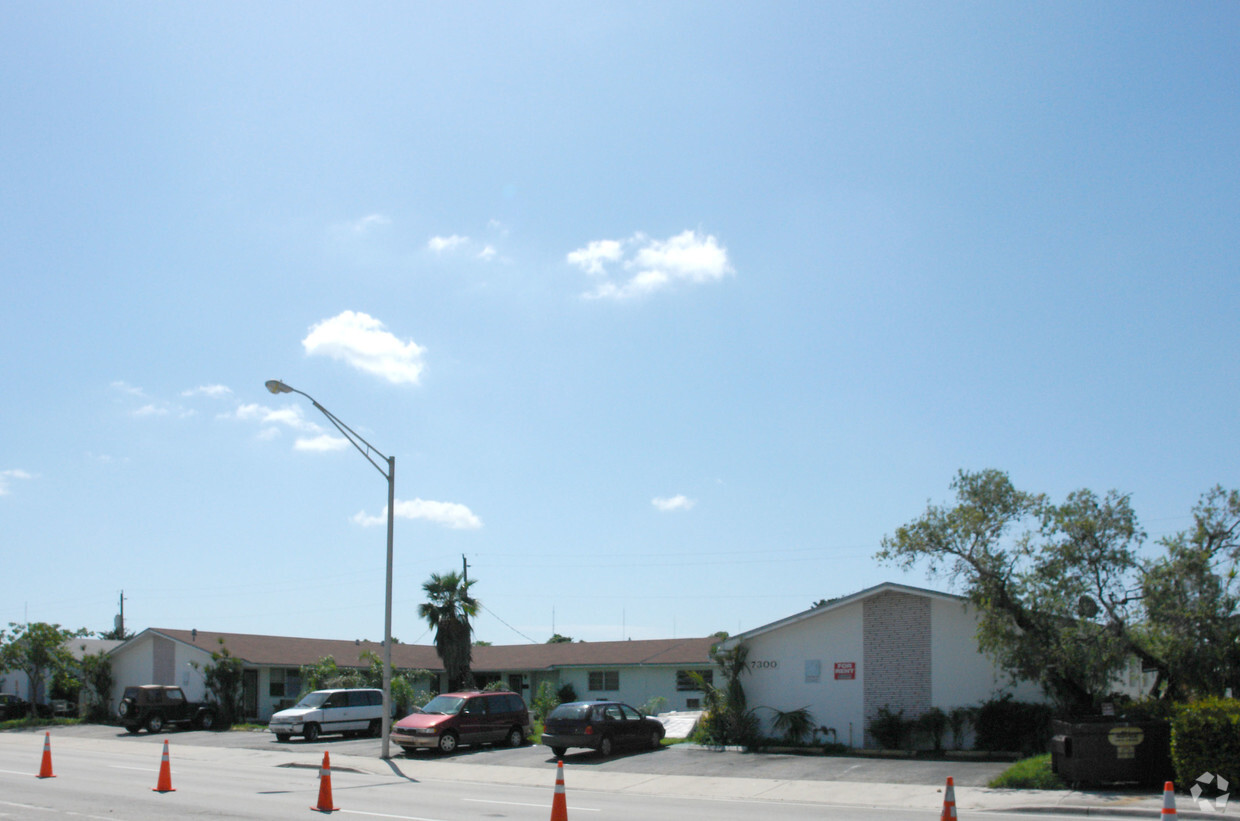Primary Photo - 7240-7300 Pembroke Rd