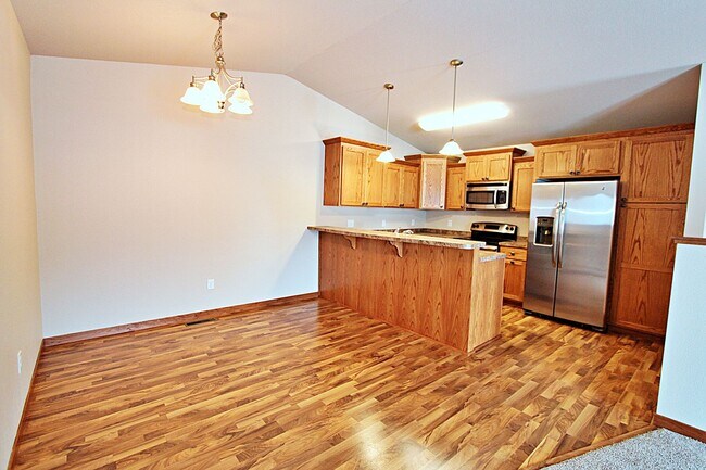 Building Photo - 4 Bedroom Townhome!
