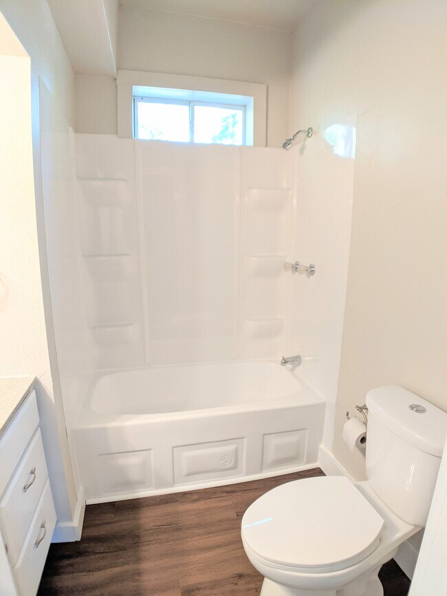 Baño - 756 W Grand Ave