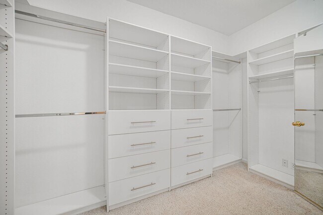 Foto del edificio - Highly Desirable Executive Home: 4 Bedroom...