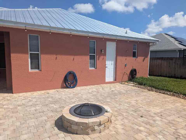 Building Photo - 359 SW Kestor Dr
