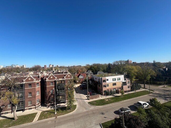 Building Photo - 238-238 Wellington Crescent