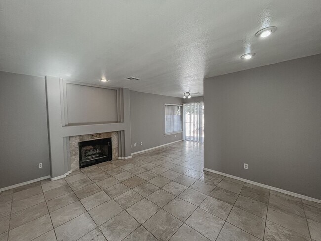 Foto del edificio - **COMING SOON 06/05/2025**Spacious 4-Bedro...