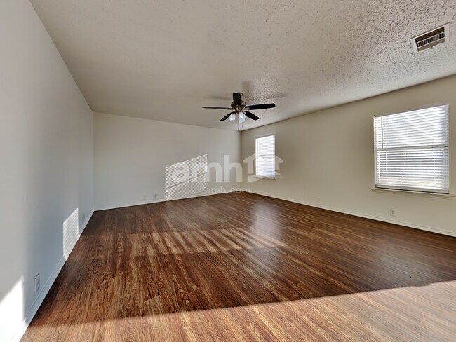 Foto del edificio - 6735 Ambercrest Dr