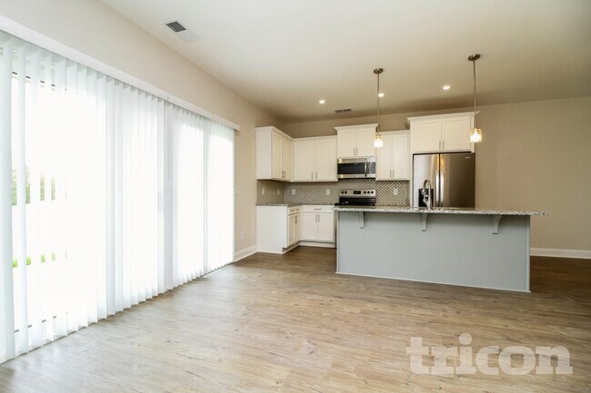 Building Photo - 121 Dimaggio Dr